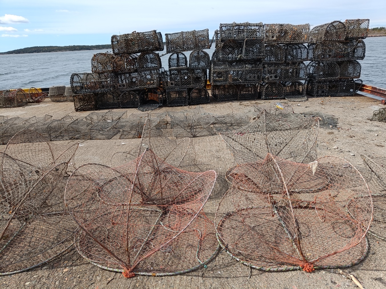 Tapte fiskeredskap stablet opp på brygge funnet i Færder nasjonalpark i 2022.