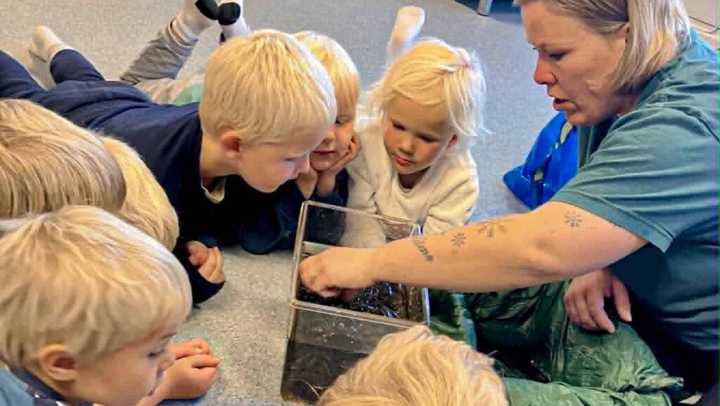 Barn som utforsker med naturveileder
