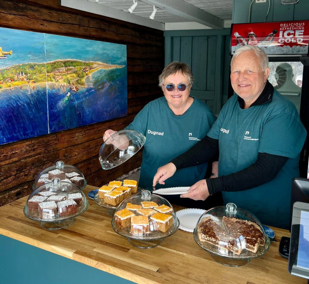 Servering av kake på tårnkafeen, Jomfruland